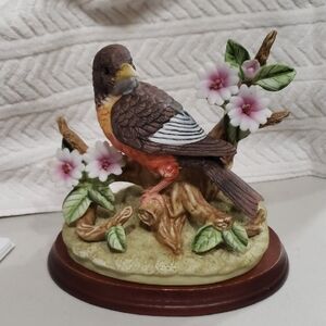 Royal Crown AMERICA Robin Figurine  And Wood Stand